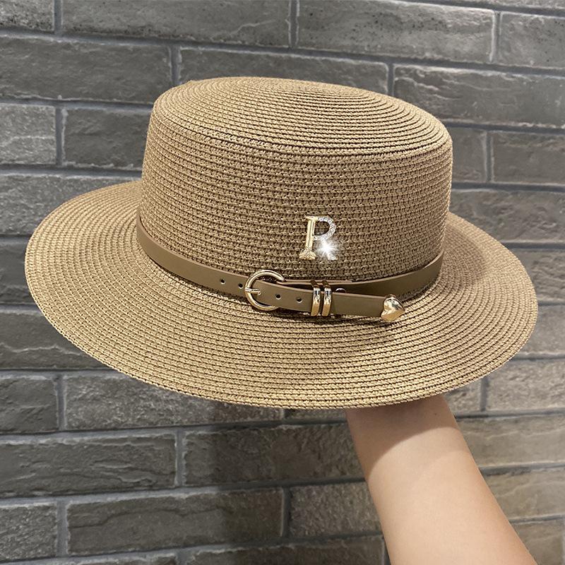 Sommer Flache Strohhüte für Damen Neu Metall R Buchstabe Modischer Strandhut Sonnenschutz für Frauen Elegant Urlaubs Boater Hut