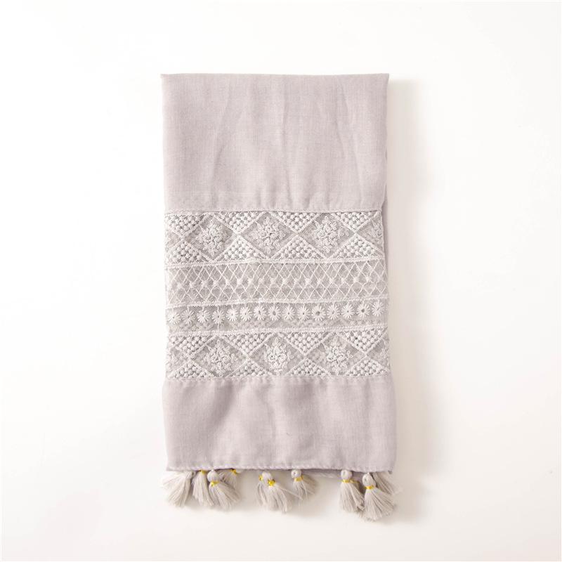 

Женский художественный шелковый шарф с кружевом и вышивкой - Коллекция Лето 2017 180*70 светло-серый