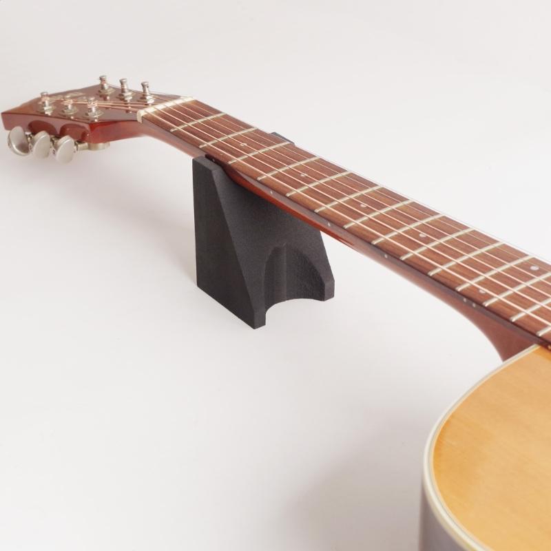 Podwójnej wysokości stojak podpierający szyjkę gitary z piankową konstrukcją do konserwacji i ćwiczeń instrumentu