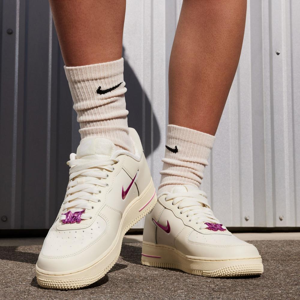 

Женские кроссовки Nike Air Force 1 07 SE FB8251-101