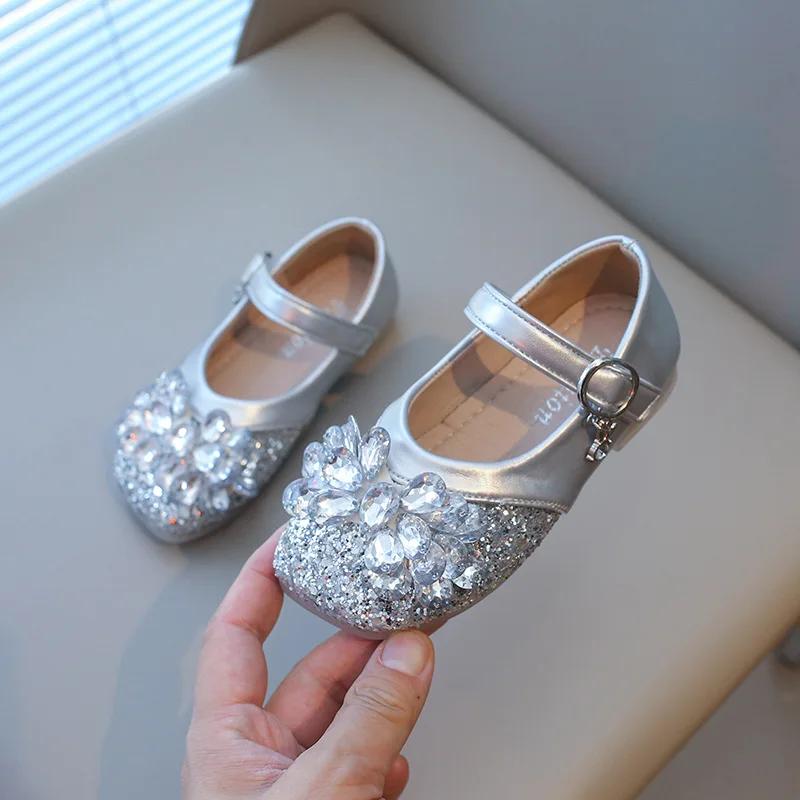 

Туфли принцессы для танцевальных выступлений для девочек, детские хрустальные сандалии, модный темперамент, 2024 новые детские туфли на плоской подошве с мягкой подошвой, удобные 23 серебряный