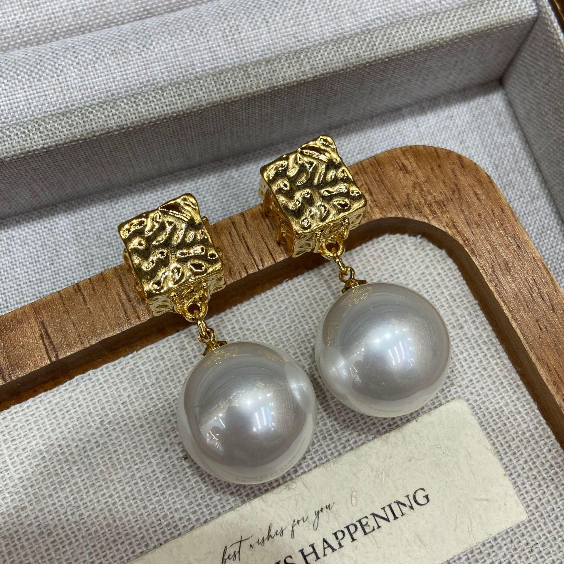 French Pleated Metal Large Earrings Temperament Retro Small Fragrant Style Stud Earrings Design Sense Advanced Sense Earrings