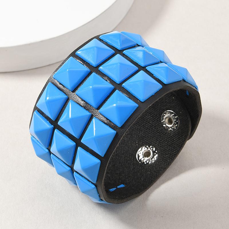 Bracelet Large Large à Clous Carrés Trois Rangées Cuir PU Hip-Hop Punk 18 Couleurs pour Homme Femme Bracelet de Poignet à Boucle Bijoux Vintage