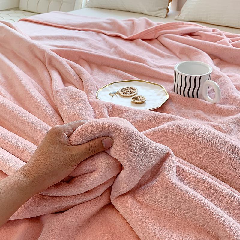 Plush Coral Fleece Blanket 300g - Soft, Thick, Machine Washable Throw for Dorm or Sofa