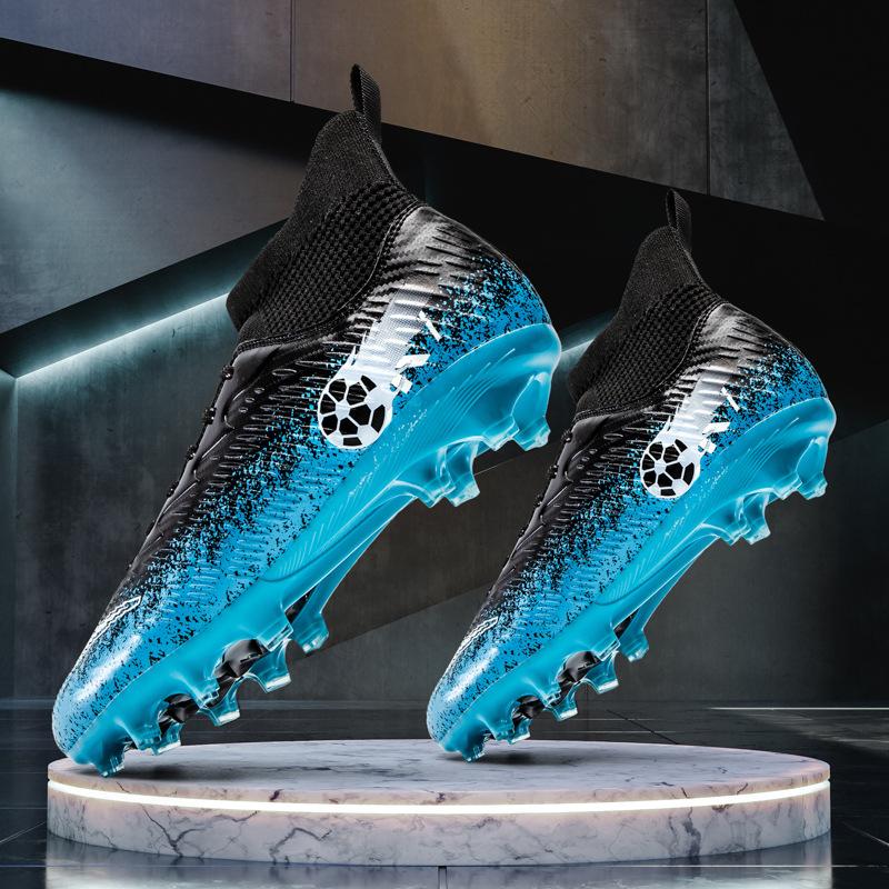 

Нові низькі студентські футбольні бутси з довгими та зламаними шипами для тренувань та матчів. Професійне взуття для юнацького спорту 43