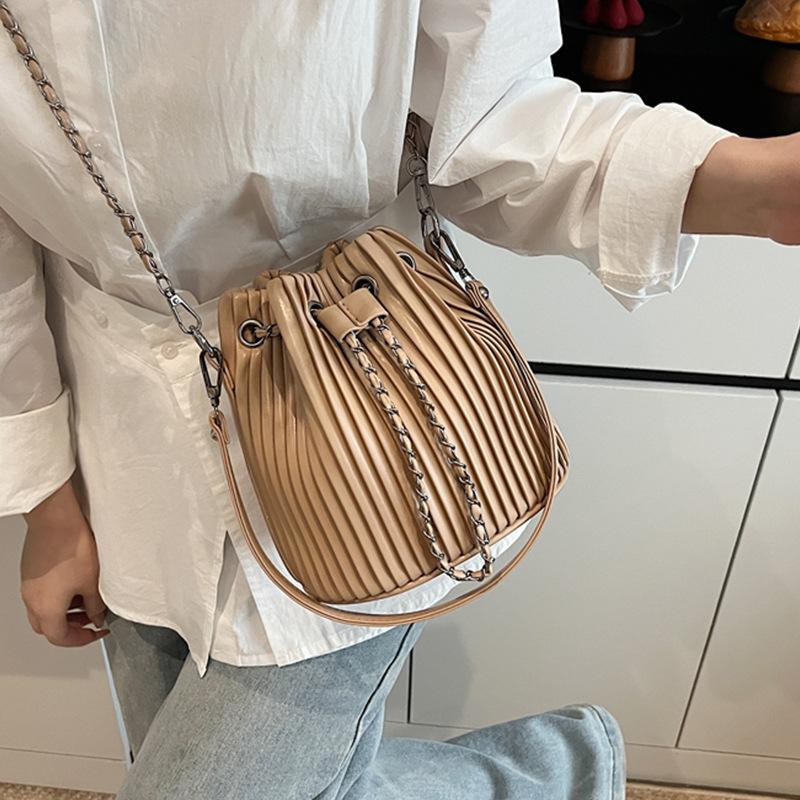 This Year, Niche Pleated Bags Are Popular, Women's 2025 New Spring and Summer Messenger Bags, Handbags, Korean Versatile Bucket Bags.