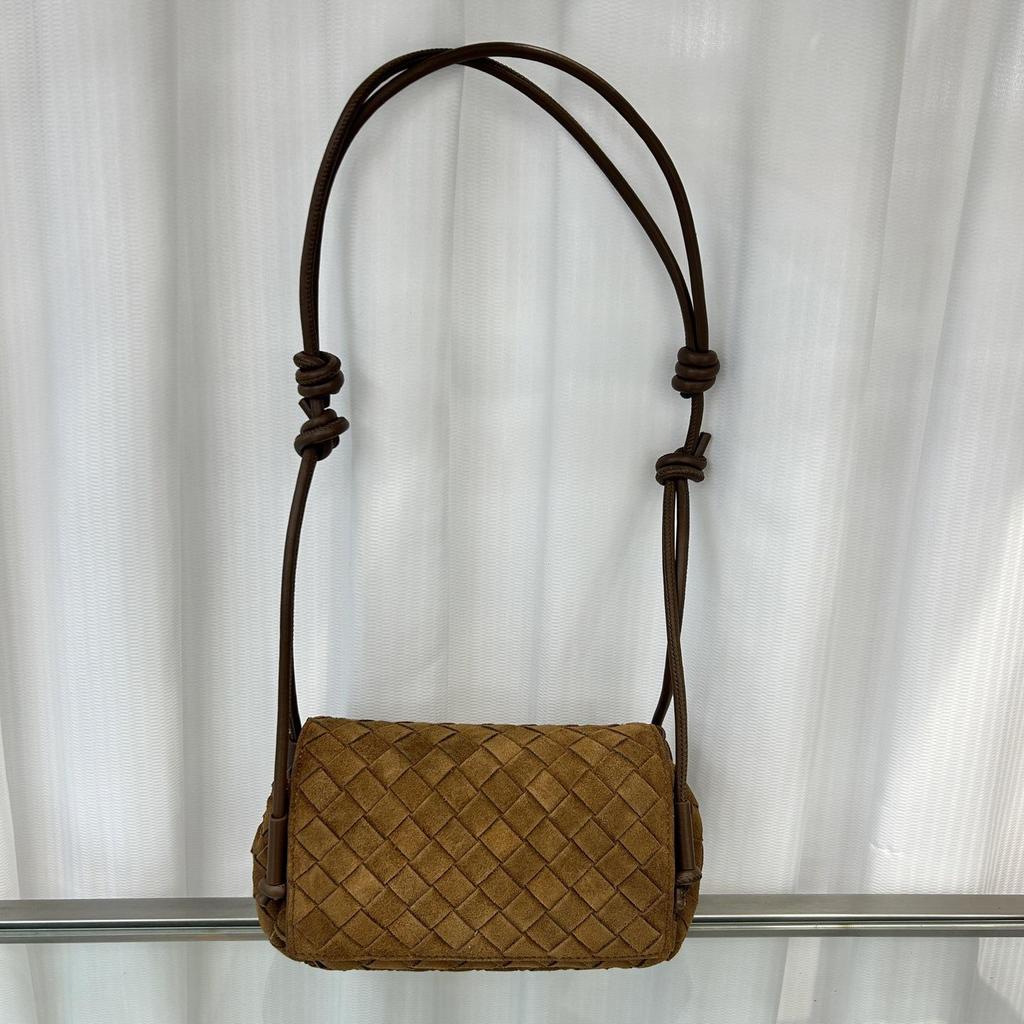 Sac bandoulière carré rétro en cuir de vachette dépoli avec bandoulière réglable