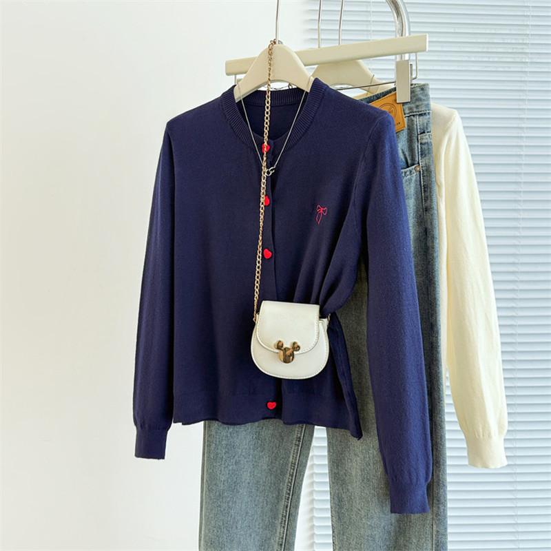 

Autumn and winter new core-spun yarn knitted sweater cardigan inner and outer wear embroidered love buckle bottoming shirt women One size темно-синий