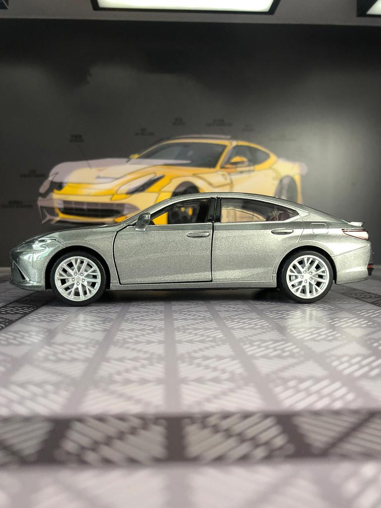 CCA 1:35 Lexus ES300h Model Car, Zinc Alloy Metal Decoration, Collectible Gift Car