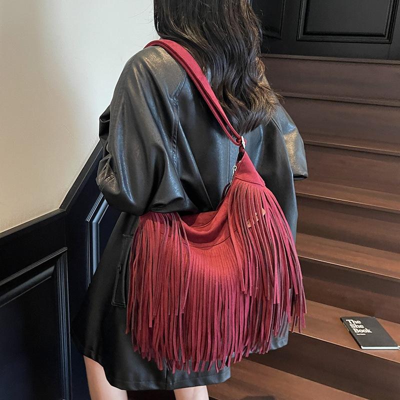 Niche design bag women's autumn 2025 new fashion matte shoulder messenger bag high-end fringed bucket bag