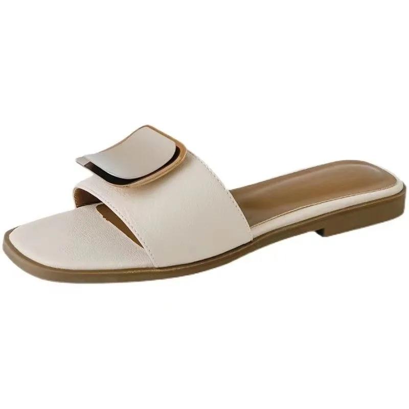 

Модная женская обувь Новая летняя горячая распродажа Женские шлепанцы с открытым носком Квадратная пуговица Металлическая отделка Сандалии на низком каблуке Модные повседневные шлепанцы 42