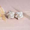 Elegant White Flower Shell Earrings Women's Temperament Niche Design Pearl Stud Earrings for Female Wedding Party Jewelry Gifts