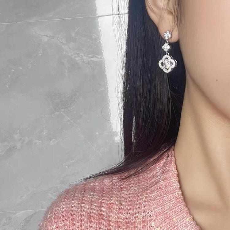 Boucles d'oreilles en forme de trèfle à quatre feuilles en zircone micro-set pour femmes, légères, luxueuses, polyvalentes, à la mode