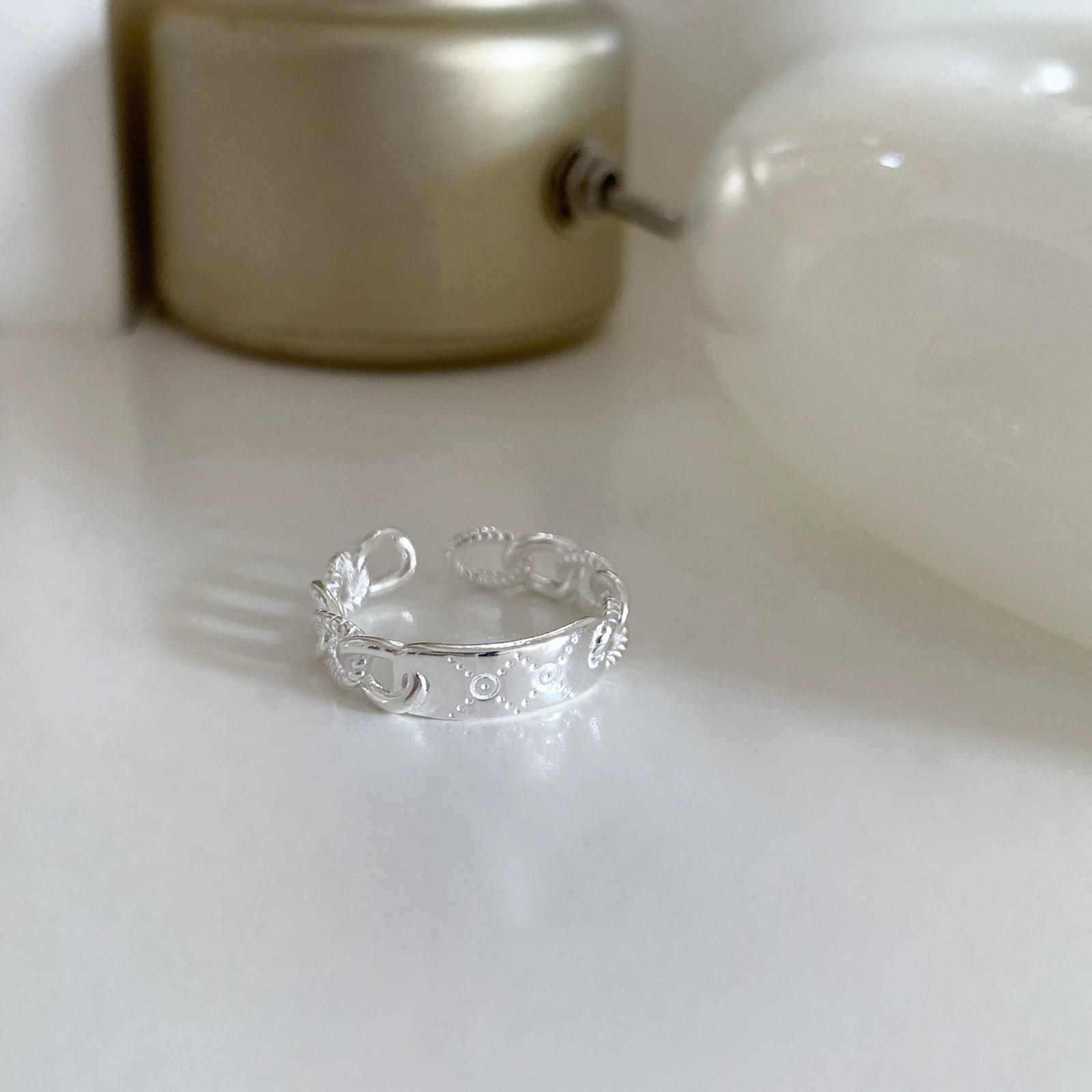 

Sleek and elegant open ring for women, featuring a niche design and fashionable ins style, perfect for an internet celebrity index finger statement. Adjustable Open Size