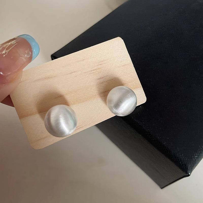 

Minimalist Brushed Round Ball Stud Earrings - Niche Design for Autumn/Winter Fashion.