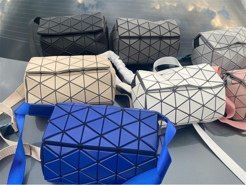 Women's Geometric Diamond Pattern Round Crossbody & Waist Bag