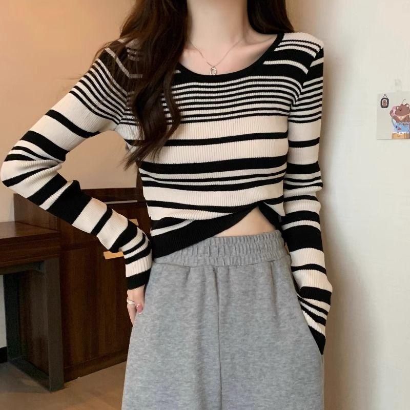 Women's Short and Unique Striped Long Sleeve T-shirt Knitted Base Top Slimming Blouse with Design Sense