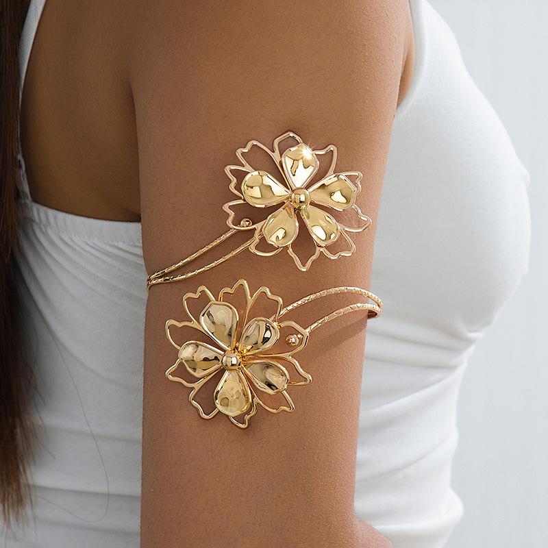 Bohemian Metal Flower Arm Bracelet Women Vintage Punk Style Hollow Bangle Adjustable Upper Arm Cuff Party Jewelry Accessory
