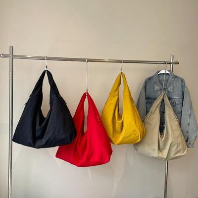 Nylon Umhängetaschen mit hoher Kapazität, lässige Tragetaschen für Pendlerinnen, modische einfarbige Handtaschen CLE