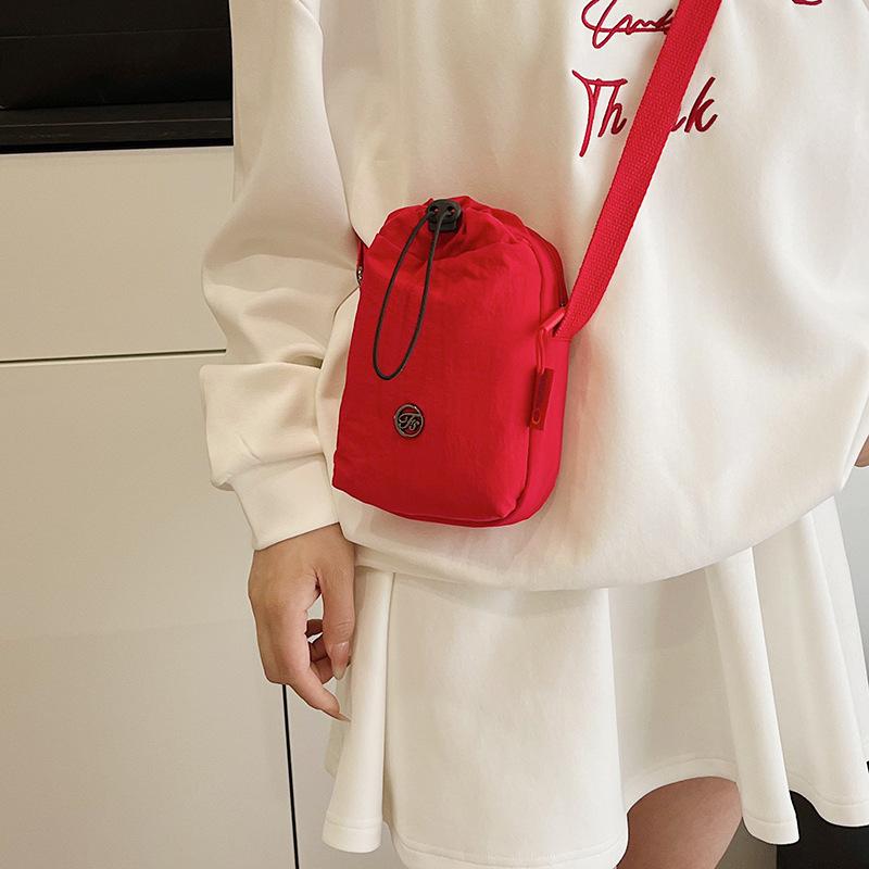Niche design casual simple texture fashionable bucket bag 2025 summer new foreign style women's shoulder messenger bag