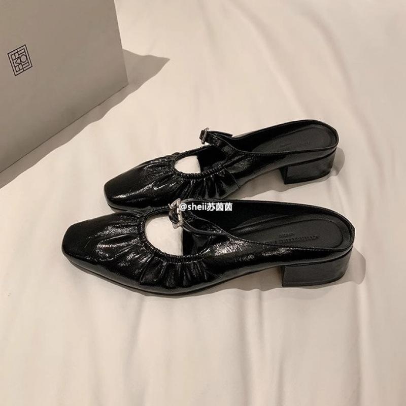 Schuhe eckiger Kopf Lammleder plissiert Diamantschnalle Taschenkopf dicker Absatz Slipper halbe Schleppe Außenschuhe