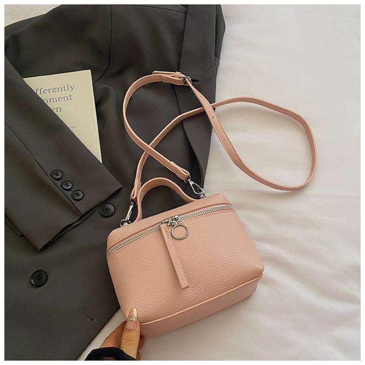 

2025 лето новая портативная маленькая сумка женская мода универсальный нишевый дизайн сумка-коробка высококлассная сумка-мессенджер женская сумка