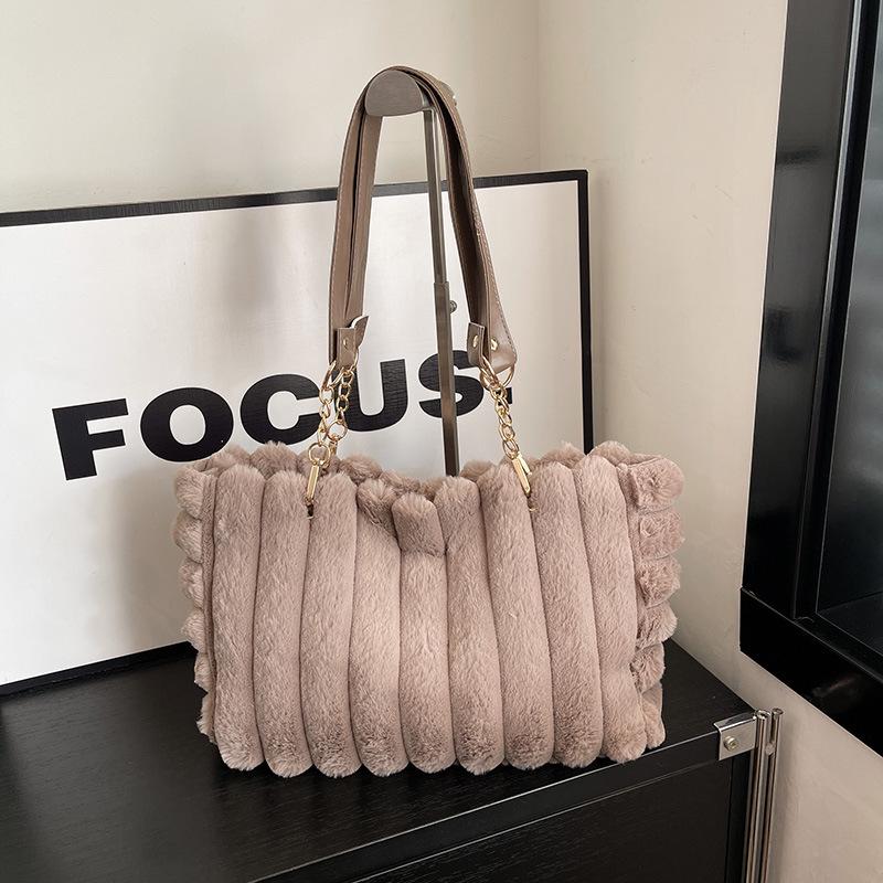 

Плюшевая сумка на одно плечо 2025 Осень: Женская повседневная сумка подмышку большой вместимости