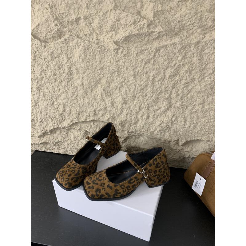 

Premium women s shoes French Mary Jane shoes new one-word buckle leopard print thick heel retro square head light mouth versatile single shoes 39 цветной печати леопарда
