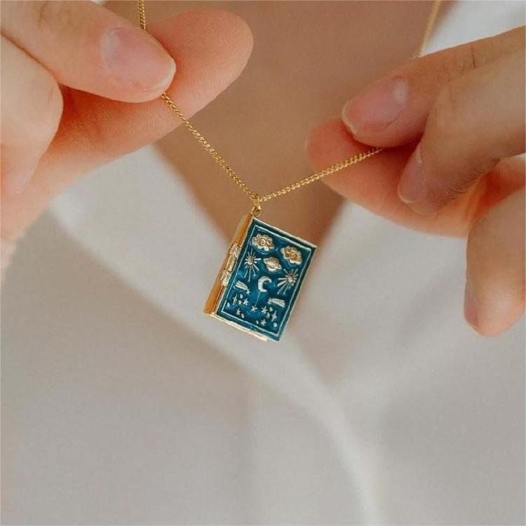 Beautifully Crafted Pendant Necklace Fashionable Neckchain Accessory for Women