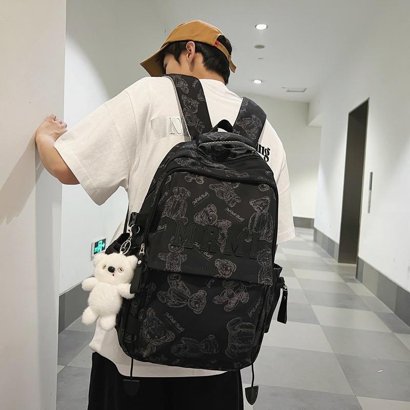 The new bear graffiti backpack has a large capacity of foreign style tide and a couple of middle and high school students have a class backpack tide.