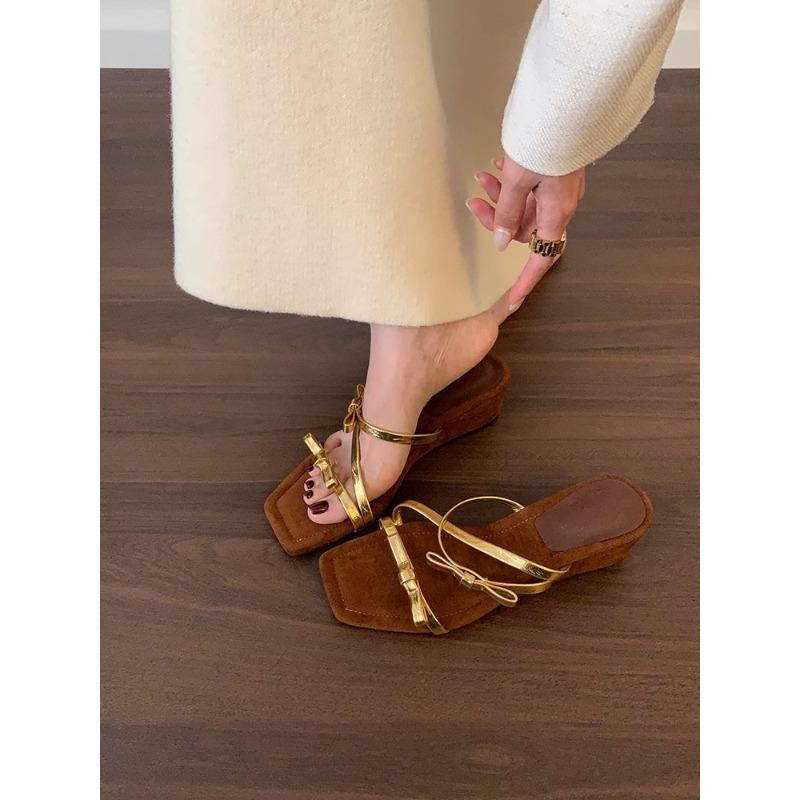 Fashion A Retro Wedge Heel Flip-flop Girl Wears Silver High-heeled Flip-flops with A Skirt, Beach Sandals and Roman Women's Shoes