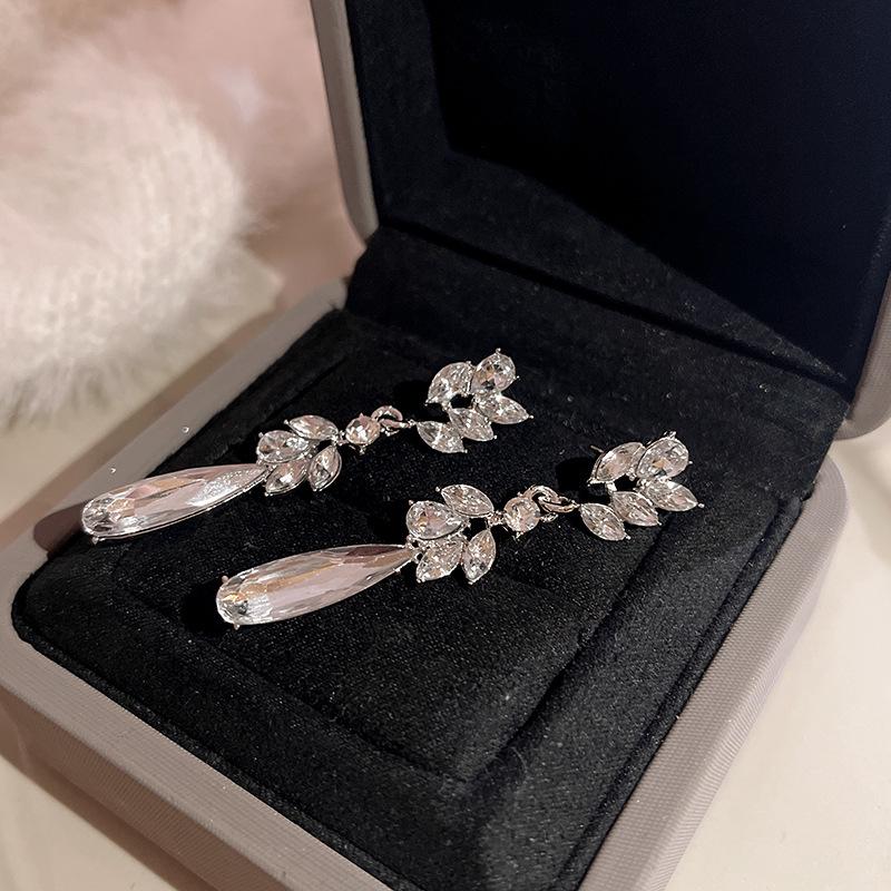 Super Sparkly Zircon High-End Versatile Earrings: Luxury, Influencer-Approved, Piercing-Friendly Studs