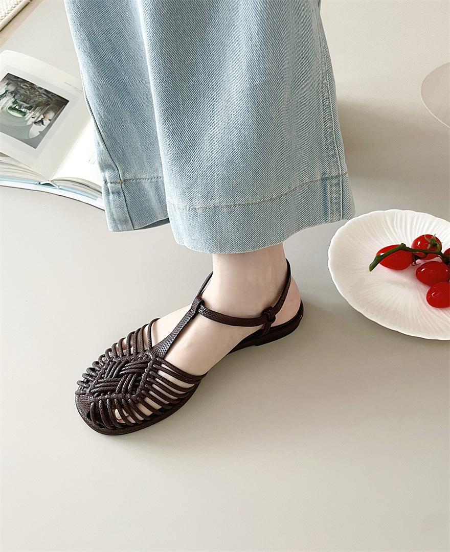 

French Xiaoxiangfeng flat-bottomed Roman sandals women s summer 2025 thin bag head woven hollow T-belt fashion sandals 39 темно-коричневого