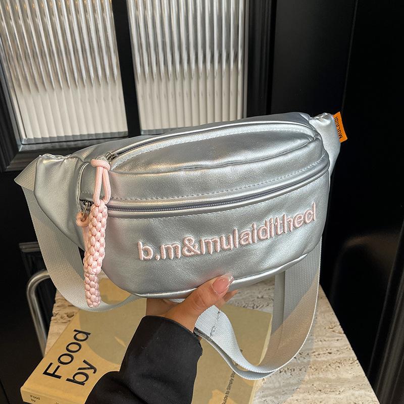 Popular niche silver bag women's new summer versatile messenger breast bag fashion mobile phone fanny pack