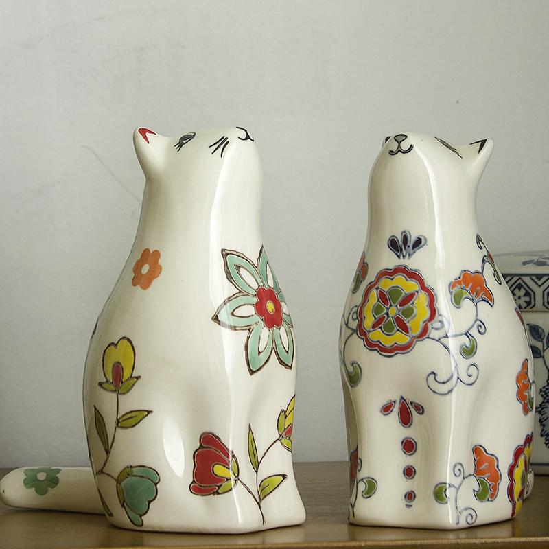 Chinese retro painted ceramic cat creative gift, living room decoration desktop, living room wine cabinet small ornament