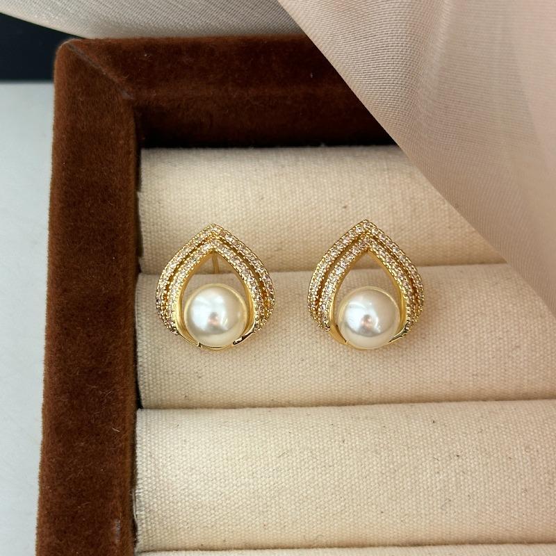 Soft Pearl Earrings for Women, Fashionable and Unique Rhombus-shaped Stud Earrings, Versatile Pearl Earrings for New Year and Various Occasions