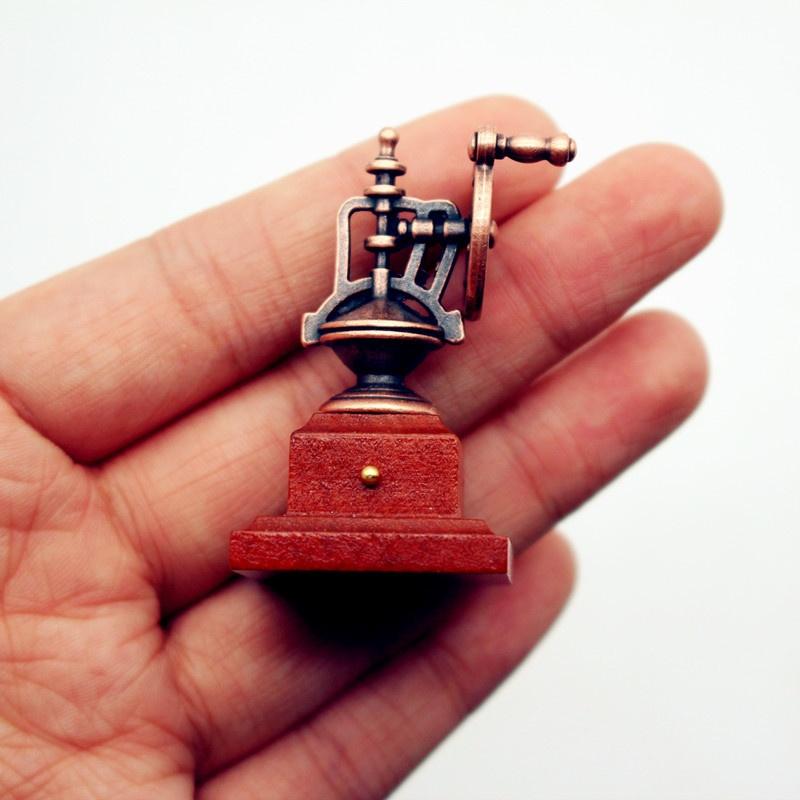 1Pcs Simulation Classic Manual Vintage Coffee Maker Emulates Life Decor 1:12 Mini Metal Coffeemaker Coffee Dollhouse Accessories