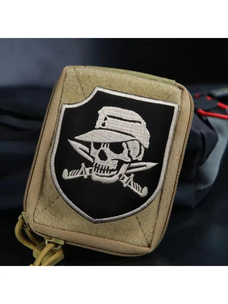 Vyšívaná nášivka s aplikacemi se suchým zipem na zadní straně