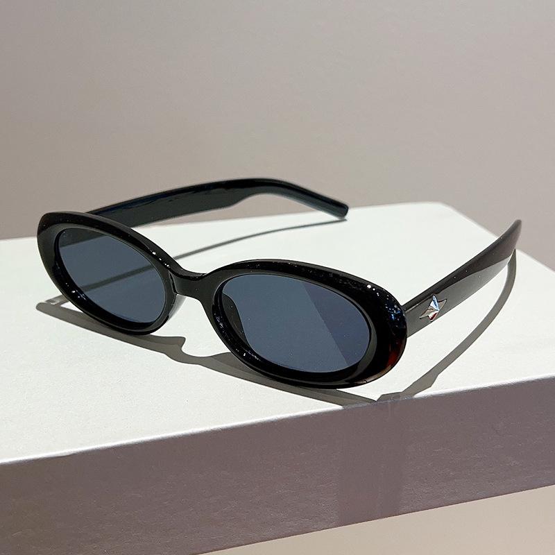 Classic Designer Style Style Oval Sun Glasses Glasses Ladies Luxury Trendy Sun Eyeglasses For Men Fashionable Punk Luxury Rivet Star Cool Shades W139866WW-