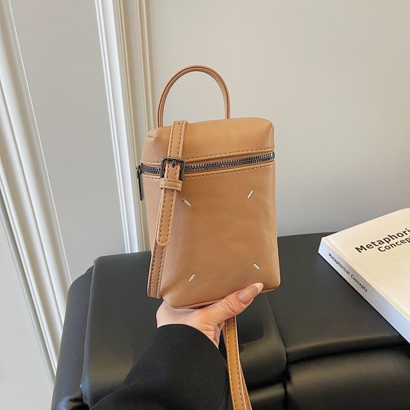 

Korean version of fashionable portable small bag women s 2025 spring new mini small square bag simple and versatile messenger mobile phone bag хакі