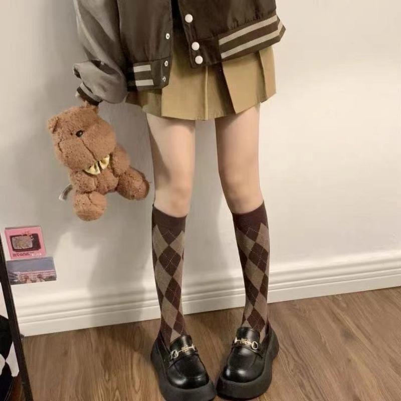 Retro kotní ponožky ve stylu vysoké školy s kosočtvercovým vzorem, mírně stlačené, trendy dlouhé ponožky na podzim a zimu