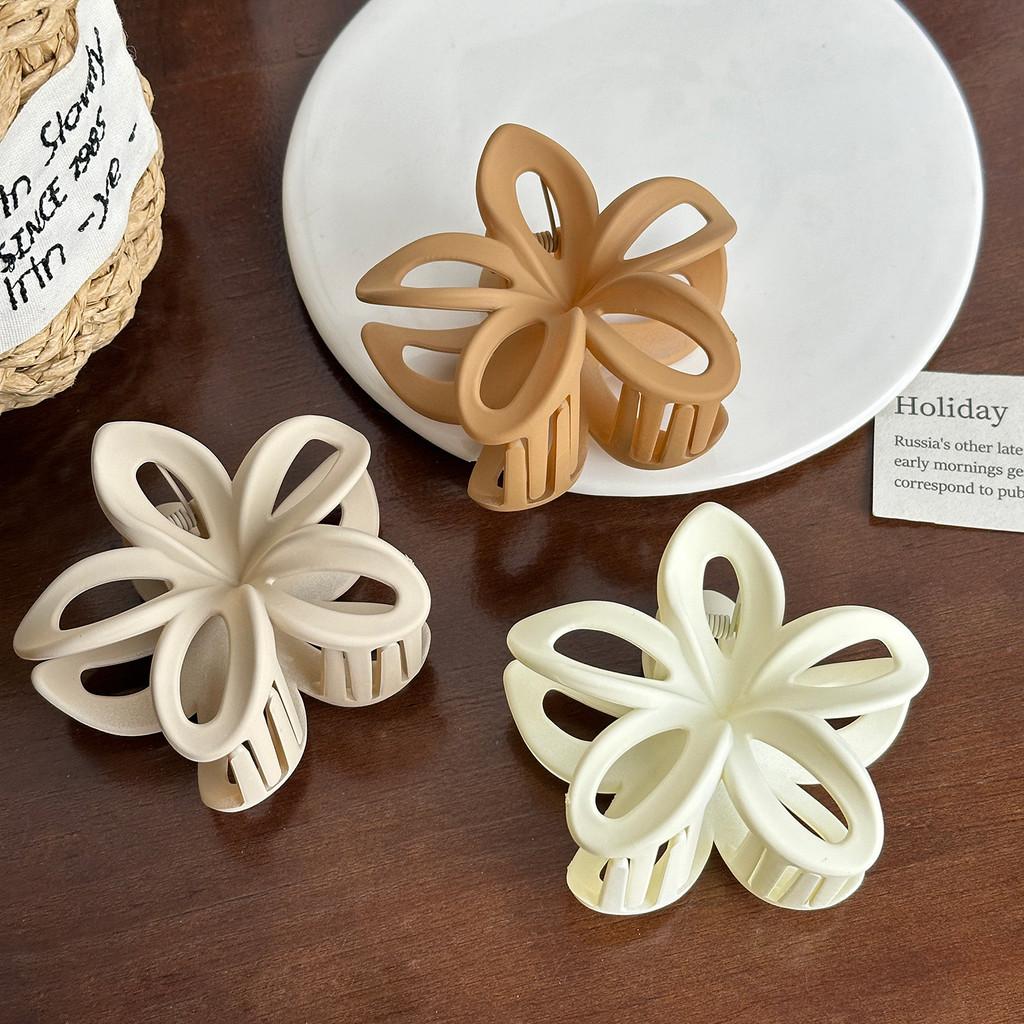 Versatile Egg Flower Hair Claw Clip In Multiple Colors For Effortless Styling And Fashion