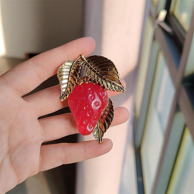 Creative Jelly Resin Strawberry Brooch Sweet Fruit Brooch Ladies Coat Jacket Accessory Pin