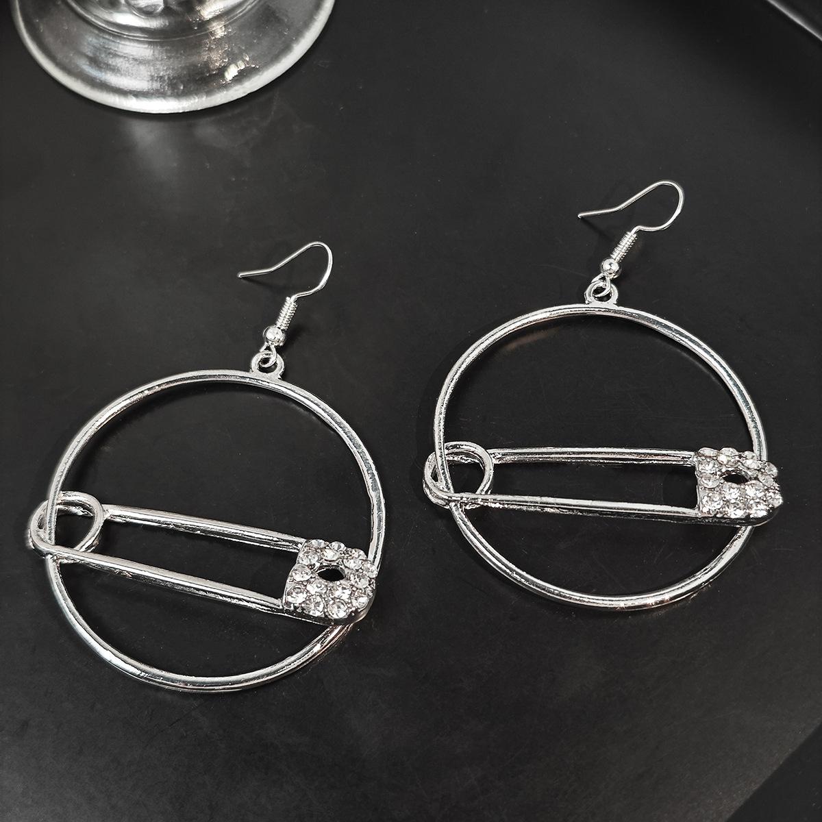 

Серьги-скрепки в винтажном стиле с геометрическим узором и цирконом серебряный