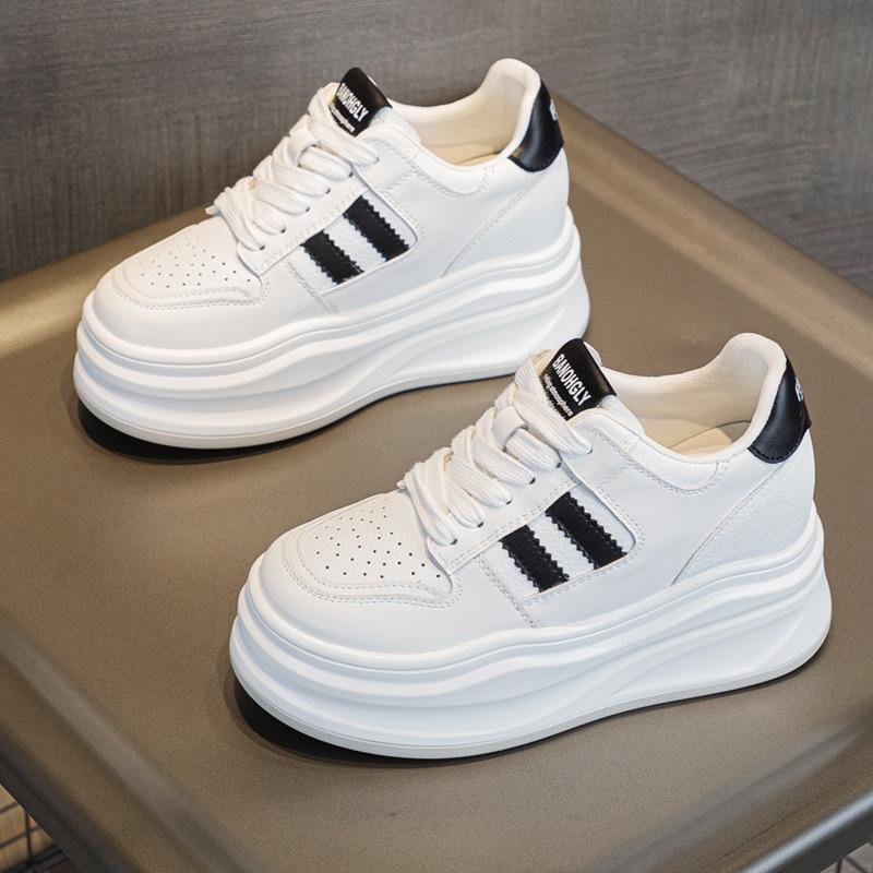 Leder kleine weiße Schuhe Damen Herbst neue vielseitige dicksohlige Innenhöhe erhöhen Freizeitschuhe kleine Sportschuhe Board-Schuhe