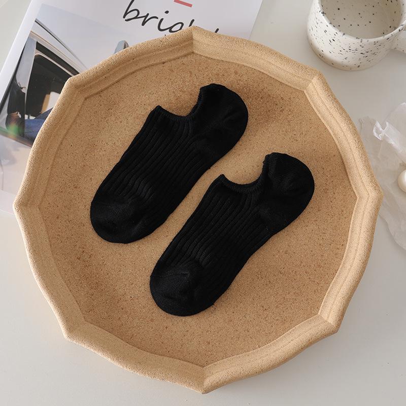 Șosete scurte de vară pentru femei, antiderapante, subțiri, invizibile, cu dungi verticale, în alb.