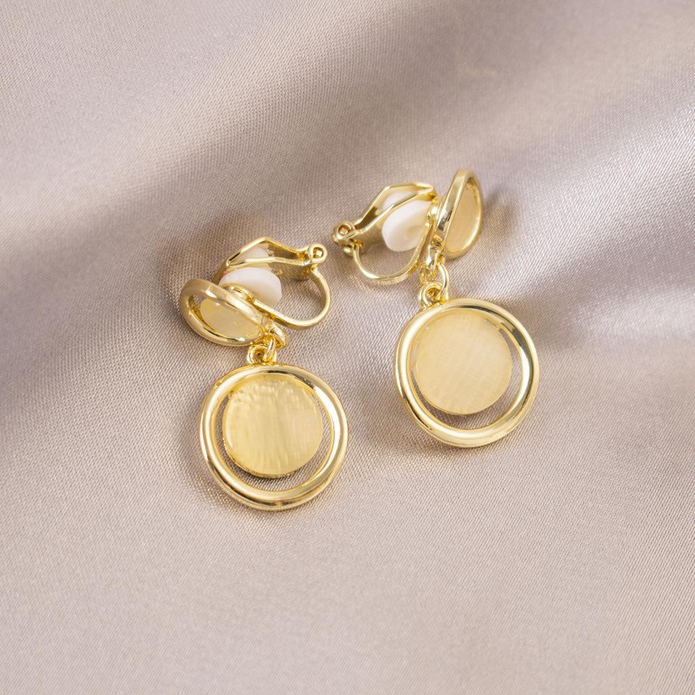 Elegant Clip-On Triangle Earrings for Non-Pierced Ears - Versatile, Light Luxury for Everyday Wear.