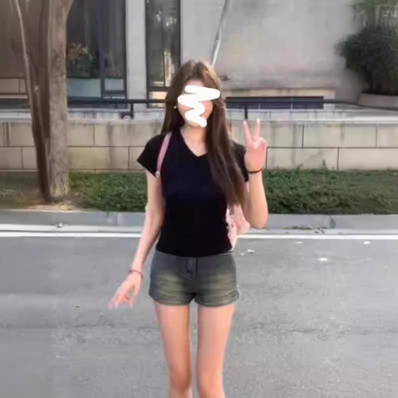 

Женская приталенная черная футболка с V-образным вырезом и коротким рукавом на лето S