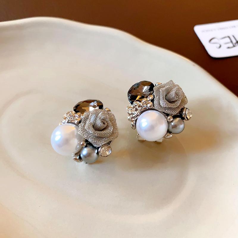

Silver Needle Diamond Artificial Pearl Flower Stud Earrings French Retro Unique Design Earrings Personalized Simple Temperament Earrings