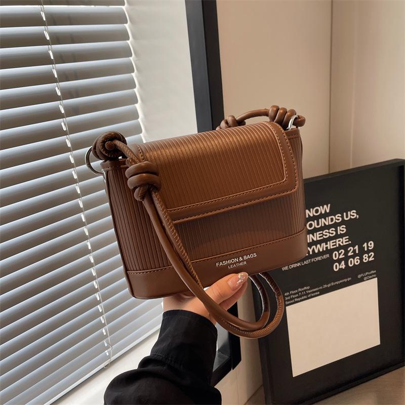 

Премиальная сумка подмышку женская корейская версия трендовая модная маленькая квадратная сумка 2025 новая нишевая простая повседневная сумка-мессенджер 22*9*15 коричневый